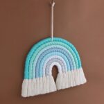 suspension macramé bleu en arc en ciel