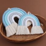 ornement macramé bleu arc en ciel