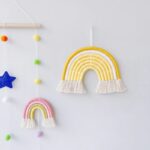 décoration murale macramé jaune arc en ciel