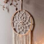 attrape rêve fait main en macramé et plumes