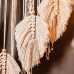 attrape rêve décoratif en macramé avec plumes