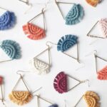 boucle d'oreille macramé tendance avec pompon