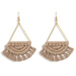 bijou d'oreille pompon en macramé