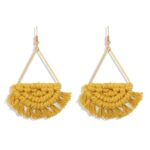 boucle d'oreille en macramé avec pompon