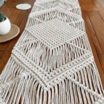 chemin de table en tissu macramé beige