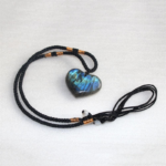 accessoire en macramé avec labradorite