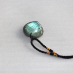 bijou en macramé labradorite