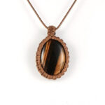 collier créatif en macramé et pierre
