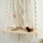 étagère en macramé et bois