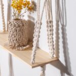 étagère moderne en bois et macramé