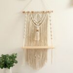 étagère en macramé avec pompons