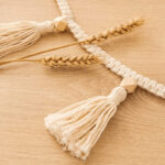 guirlande artisanale en macramé avec pompons colorés