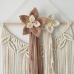 atmosphère boho avec macramé mural fleur