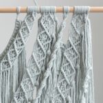 artefact en macramé mural gris