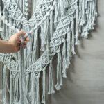 tapisserie en macramé gris
