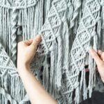 décoration murale en macramé gris