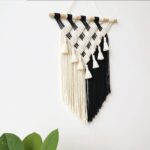 décoration murale en macramé noir et blanc