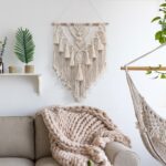 tapisserie en macramé bohème avec pompons
