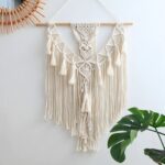 décoration macramé murale avec pompons