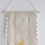 macramé mural avec étagère intégrée