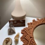 miroir décoratif ocre en macramé