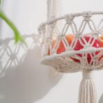 panier en macramé suspendu