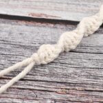 attache tétine en macramé